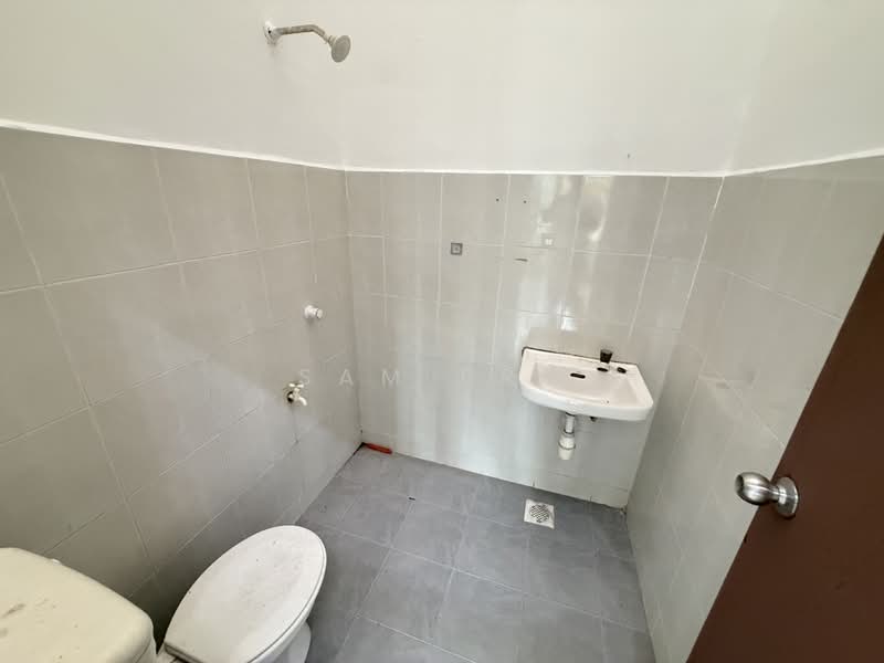 Rumah Teres untuk Dijual di Taman Mengkibol (Kluang) - Sam Bro - Bathroom - PropertyGuru.com.my