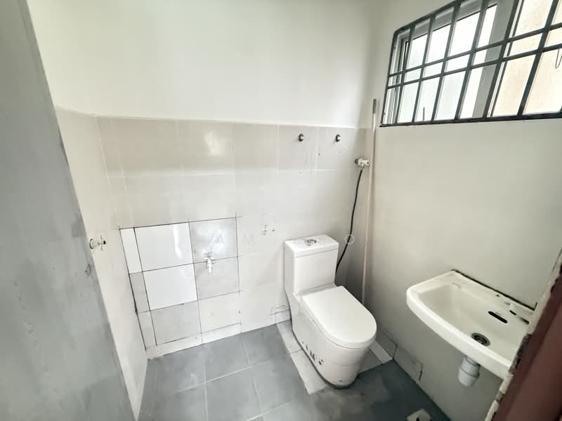 Rumah Teres untuk Dijual di Taman Mengkibol (Kluang) - Sam Bro - Bathroom - PropertyGuru.com.my