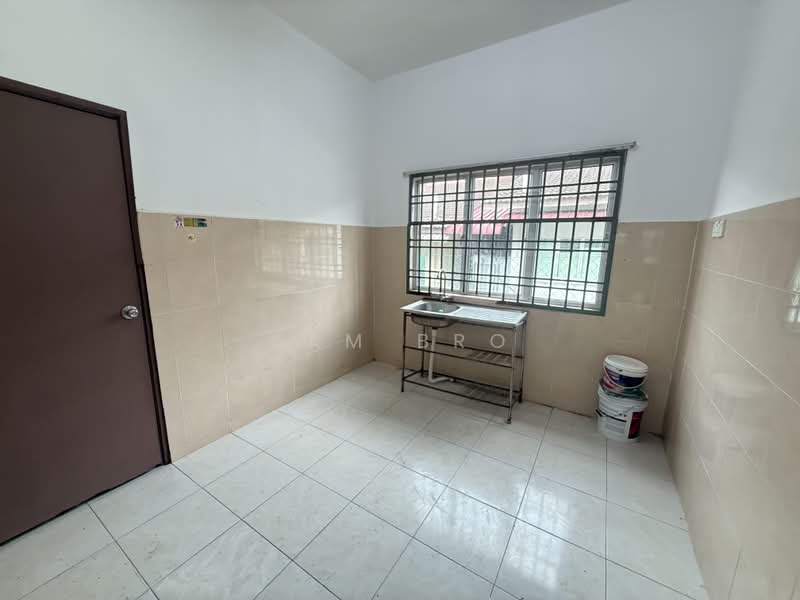 Rumah Teres untuk Dijual di Taman Mengkibol (Kluang) - Sam Bro - Kitchen - PropertyGuru.com.my