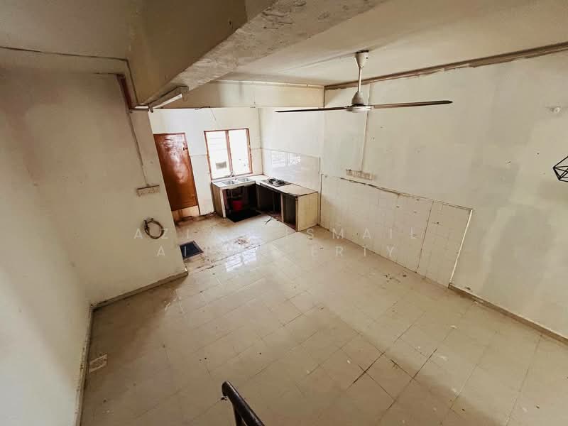 Rumah Teres 2 Tingkat untuk Dijual di Taman Perling (Perling) - Azlan Ismail aiproperty - Kitchen - PropertyGuru.com.my