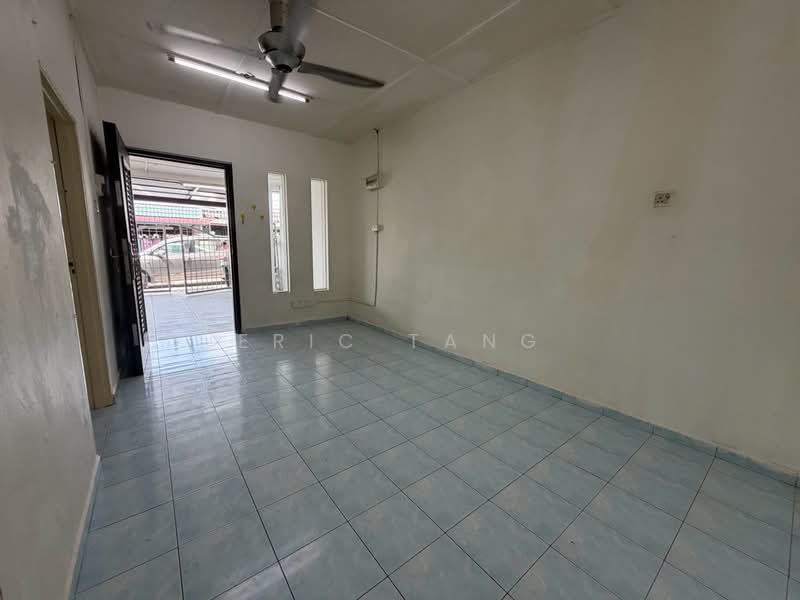 1-storey Terraced House for Rent in Taman Ungku Tun Aminah (Skudai) - Eric Tang - Living Room - PropertyGuru.com.my