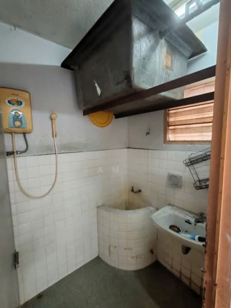 Rumah Teres 2 Tingkat untuk Dijual di Taman Kledang Sentosa (Menglembu) - Sam . - Bathroom - PropertyGuru.com.my