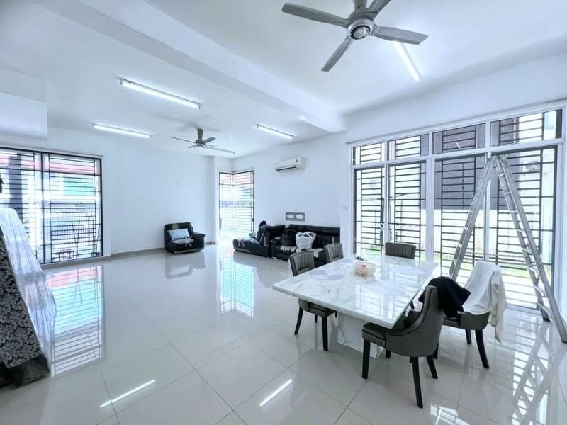 Rumah Berkembar untuk Dijual di Bandar Dato Onn (Tebrau) - Karl Lim - Living Room - PropertyGuru.com.my