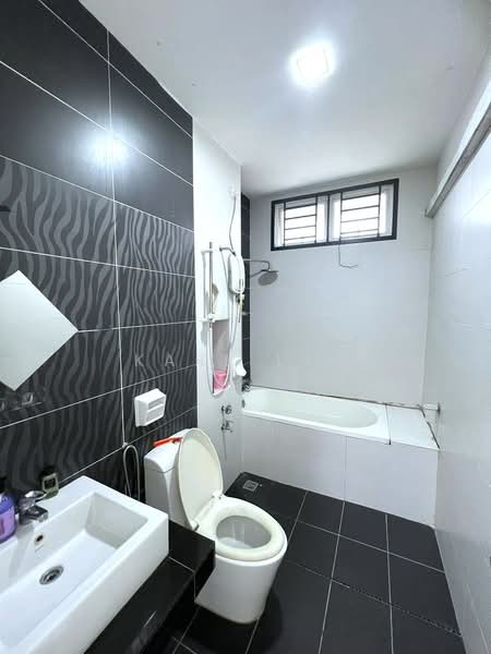 Rumah Berkembar untuk Dijual di Bandar Dato Onn (Tebrau) - Karl Lim - Bathroom - PropertyGuru.com.my