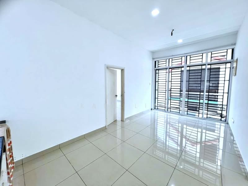 Rumah Berkembar untuk Dijual di Bandar Dato Onn (Tebrau) - Karl Lim - Living Room - PropertyGuru.com.my