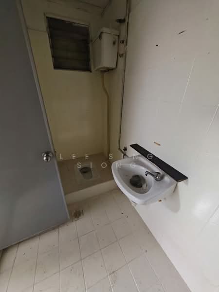 Shop for Rent in Sungai Buloh (Selangor) - Lee Sing Siong - Bathroom - PropertyGuru.com.my