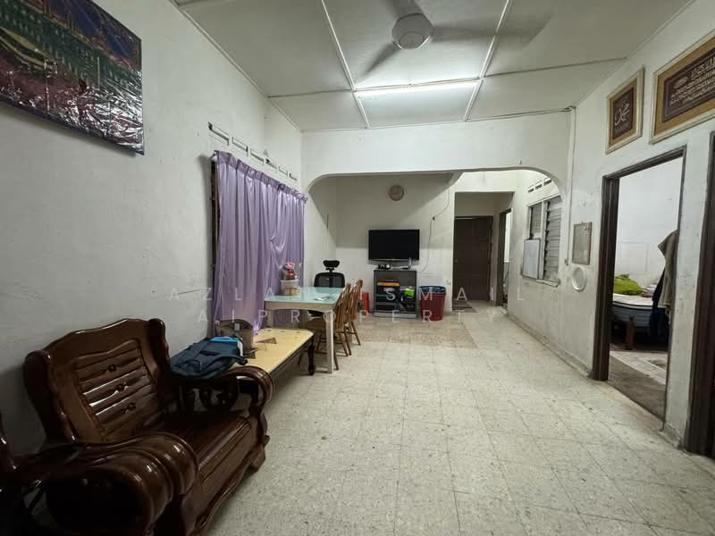 1-storey Terraced House for Sale in Taman Sri Amar (Johor Bahru) - Azlan Ismail aiproperty - Living Room - PropertyGuru.com.my