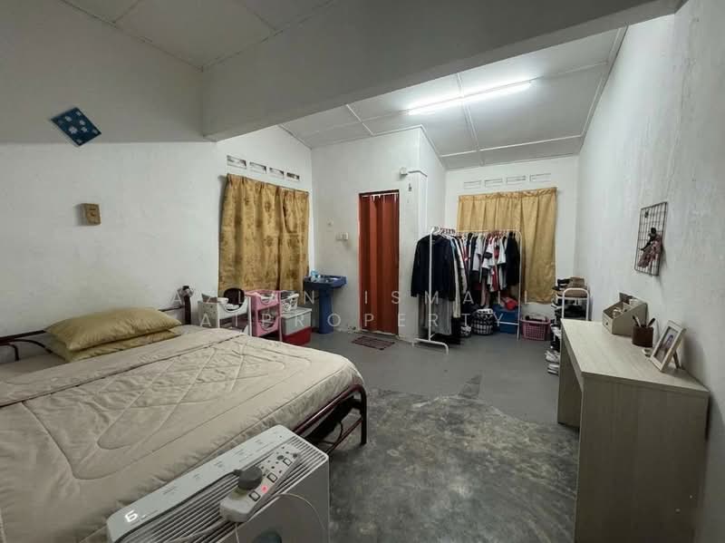 1-storey Terraced House for Sale in Taman Sri Amar (Johor Bahru) - Azlan Ismail aiproperty - Bedroom - PropertyGuru.com.my
