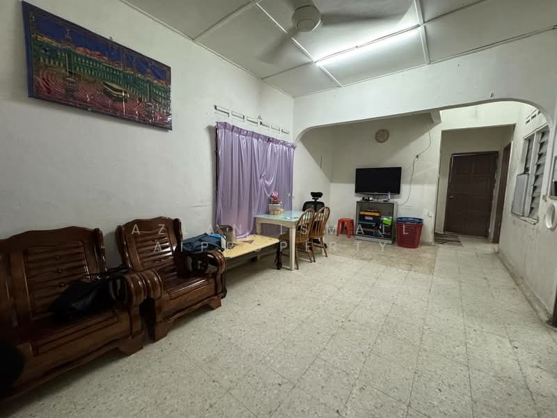 1-storey Terraced House for Sale in Taman Sri Amar (Johor Bahru) - Azlan Ismail aiproperty - Living Room - PropertyGuru.com.my