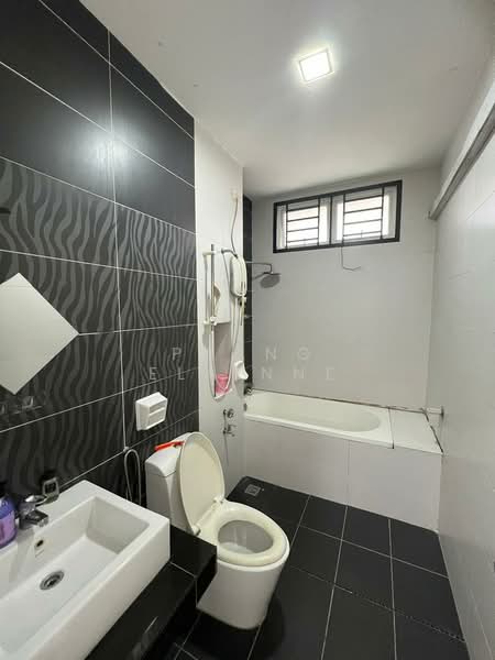 Rumah Berkembar untuk Dijual di Bandar Dato Onn (Tebrau) - Phang Elainne - Bathroom - PropertyGuru.com.my