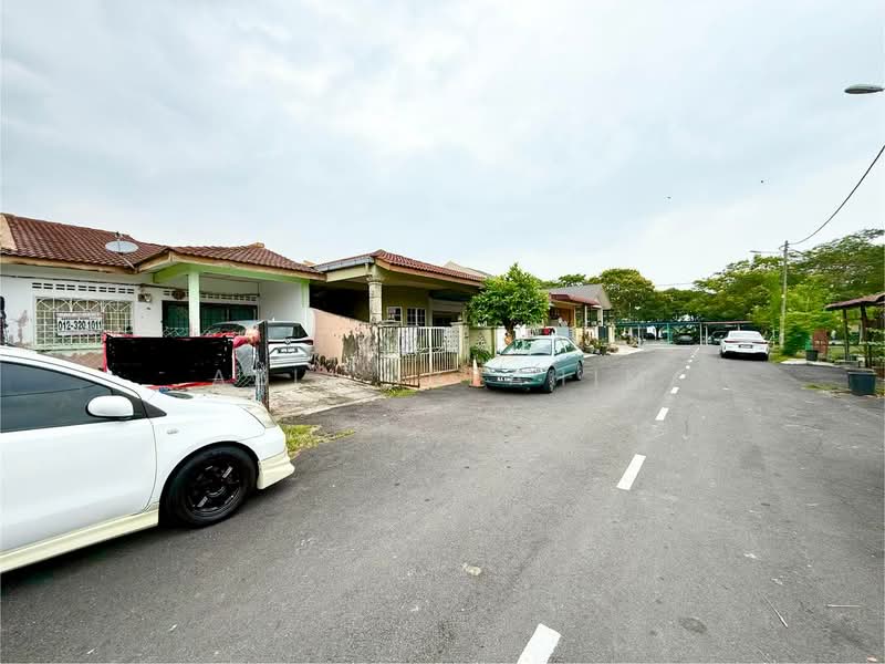 Rumah Teres 1 Tingkat untuk Dijual di Bandar Rinching Seksyen 5 (Semenyih) - Azli Ibrahim - Exterior - PropertyGuru.com.my