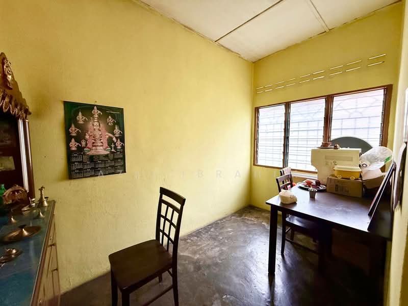 Rumah Teres 1 Tingkat untuk Dijual di Bandar Rinching Seksyen 5 (Semenyih) - Azli Ibrahim - Study - PropertyGuru.com.my