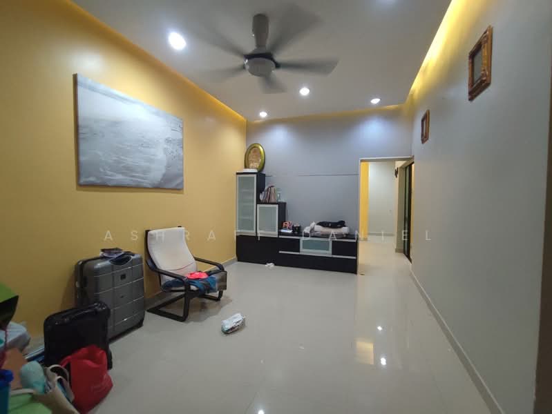 Rumah Teres untuk Dijual di Putra Avenue (Subang Jaya) - Ashraff Daniel - Living Room - PropertyGuru.com.my