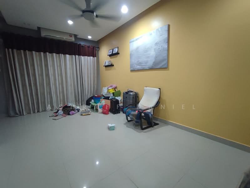 Rumah Teres untuk Dijual di Putra Avenue (Subang Jaya) - Ashraff Daniel - Living Room - PropertyGuru.com.my