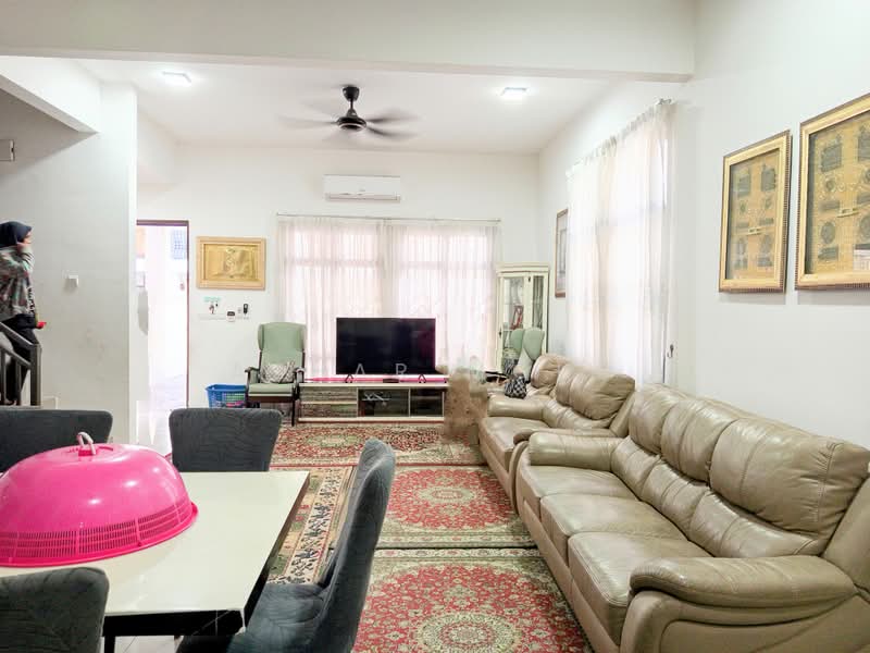 Rumah Teres 2 Tingkat untuk Dijual di Dengkil (Selangor) - Azhar Mohd - Living Room - PropertyGuru.com.my