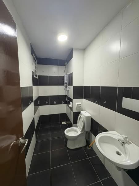 Service Residence for Sale at Sky Oasis Residence (Pangsapuri Oasis 1) - Alfred Yap - Bathroom - PropertyGuru.com.my