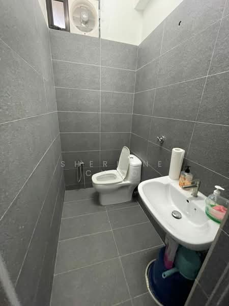 Kedai / Pejabat untuk Disewa di Kampung Jalan Perak (Jelutong) - Sherlene Choo - Bathroom - PropertyGuru.com.my