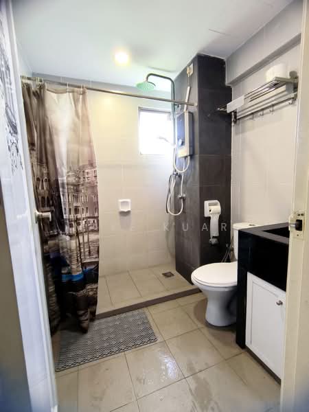 Kondominium untuk Dijual di Sea View Tower - Mike Kuar - Bathroom - PropertyGuru.com.my