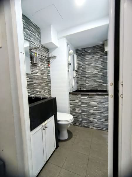 Kondominium untuk Dijual di Sea View Tower - Mike Kuar - Bathroom - PropertyGuru.com.my