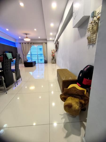 Kondominium untuk Dijual di Sea View Tower - Mike Kuar - Living Room - PropertyGuru.com.my