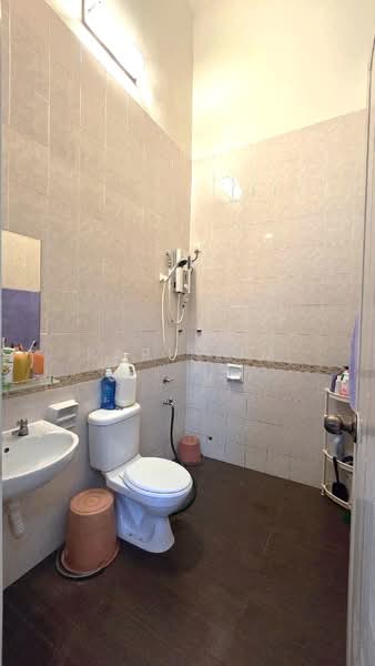 Rumah Teres 1 Tingkat untuk Dijual di Taman Seri Austin (Tebrau) - Karl Lim - Bathroom - PropertyGuru.com.my