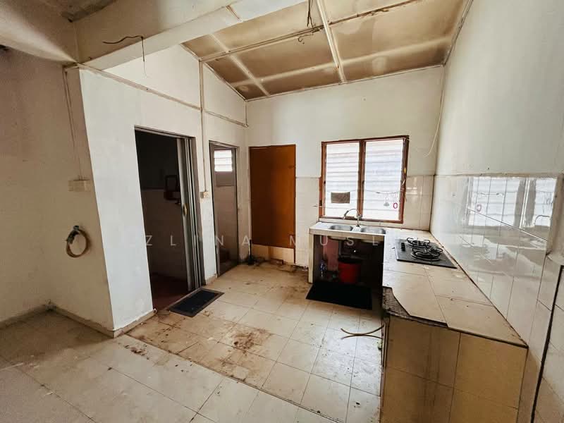 2-storey Terraced House for Sale in Taman Perling (Perling) - Azlina Muslim - Kitchen - PropertyGuru.com.my