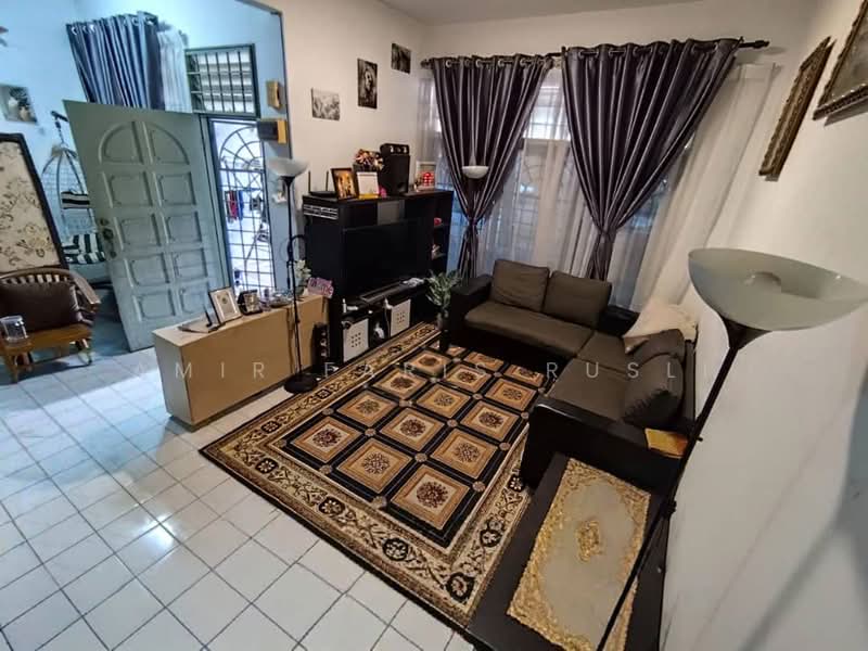 Rumah Teres 2 Tingkat untuk Dijual di Taman Puteri Wangsa (Ulu Tiram) - Amir Faris Rusli - Living Room - PropertyGuru.com.my