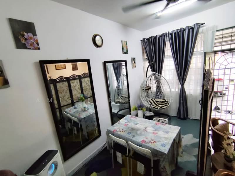 Rumah Teres 2 Tingkat untuk Dijual di Taman Puteri Wangsa (Ulu Tiram) - Amir Faris Rusli - Dining Room - PropertyGuru.com.my