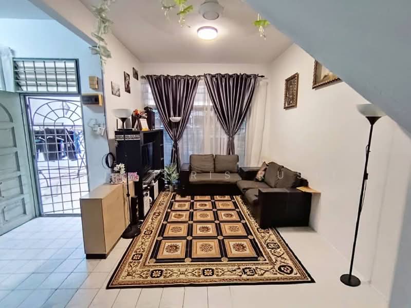 Rumah Teres 2 Tingkat untuk Dijual di Taman Puteri Wangsa (Ulu Tiram) - Amir Faris Rusli - Living Room - PropertyGuru.com.my
