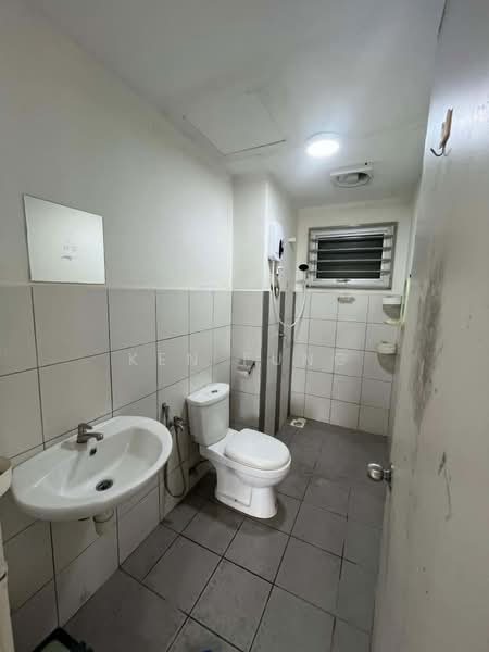 Pangsapuri untuk Disewa di Jalilmas - Ken Fung - Bathroom - PropertyGuru.com.my