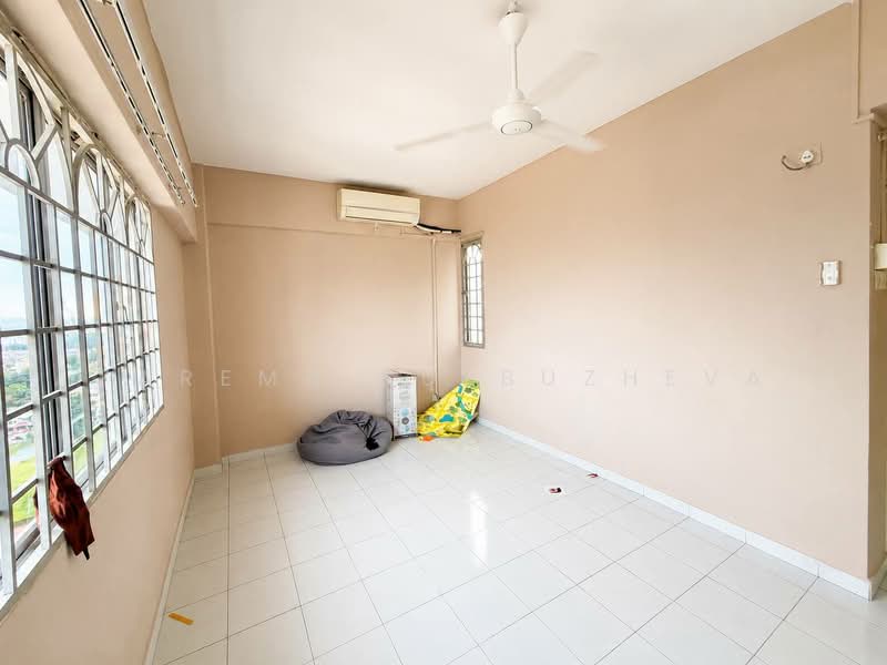 Pangsapuri untuk Dijual di Plaza Indah Apartment - Zarema Kulbuzheva - Living Room - PropertyGuru.com.my