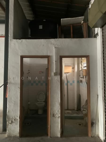 Terrace Factory for Sale in Taman Perindustrian Kinrara (Bandar Kinrara) - Jonathan Lee - Bathroom - PropertyGuru.com.my