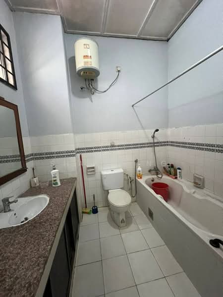 Rumah Berkembar untuk Dijual di Taman Munshi Ibrahim (Tampoi) - Sharon Ng - Bathroom - PropertyGuru.com.my