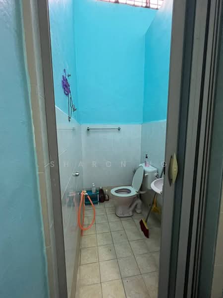 Rumah Teres 1 Tingkat untuk Dijual di Taman Kempas (Tampoi) - Sharon Ng - Bathroom - PropertyGuru.com.my