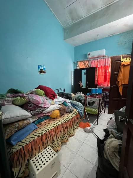 Rumah Teres 1 Tingkat untuk Dijual di Taman Kempas (Tampoi) - Sharon Ng - Bedroom - PropertyGuru.com.my