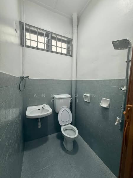 1-storey Terraced House for Sale in Taman Molek (Johor Bahru) - Ang Boon Chai - Bathroom - PropertyGuru.com.my