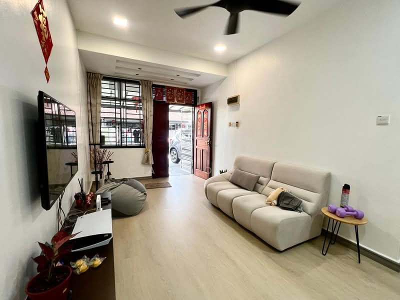 1.5-storey Terraced House for Sale in Taman Setia Indah (Tebrau) - Carson . - Living Room - PropertyGuru.com.my