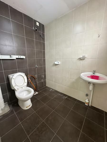 Apartment for Sale at De Bayu - Veni Foo Yoke Fuang - Bathroom - PropertyGuru.com.my