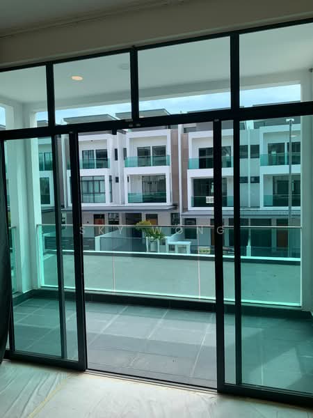 Rumah Teres 2.5 Tingkat untuk Disewa di Taman Nusaputra Timur (Puchong) - Sky Wong - Balcony - PropertyGuru.com.my