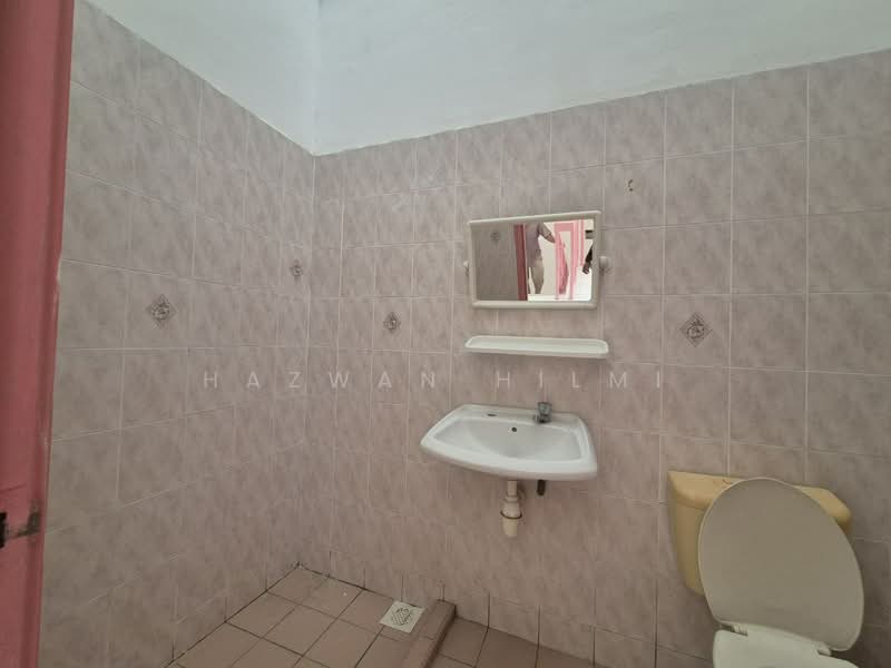Rumah Teres 2 Tingkat untuk Dijual di Taman Bukit Mewah (Kajang) - Hazwan Hilmi - Bathroom - PropertyGuru.com.my