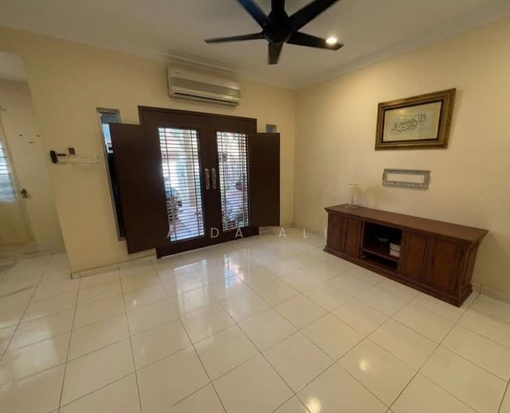 Rumah Teres 2 Tingkat untuk Disewa di Setia Alam (Selangor) - Aida Ali - Living Room - PropertyGuru.com.my