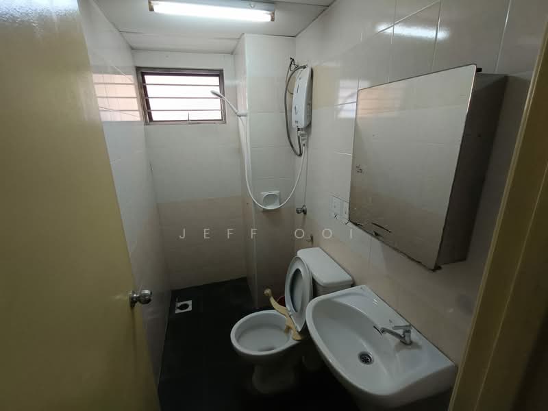 Condominium for Rent at Putra Villa - Jeff Ooi - Bathroom - PropertyGuru.com.my