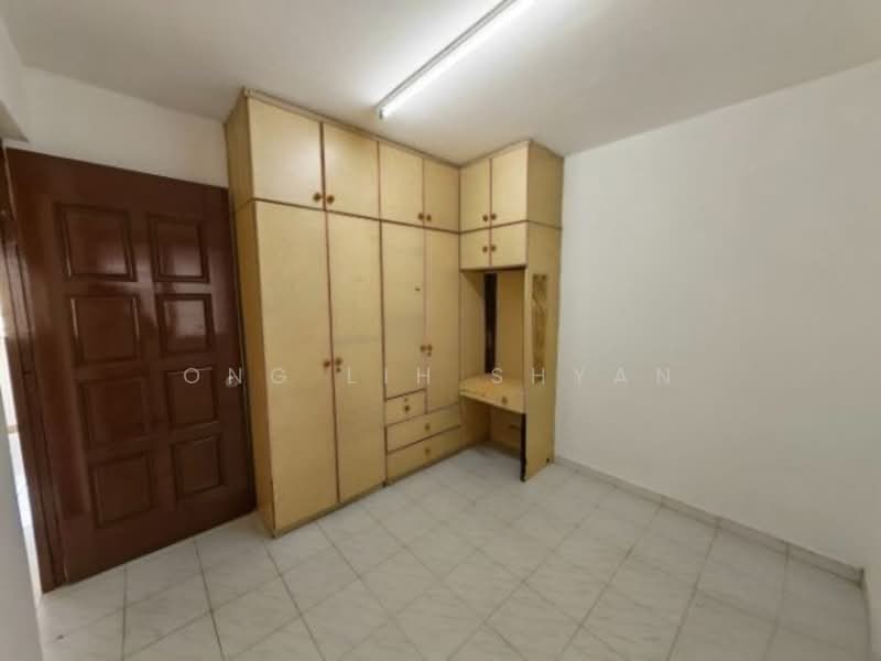 Flat for Sale at Flat Taman Ungku Tun Aminah - Ong Lih Shyan - Bedroom - PropertyGuru.com.my