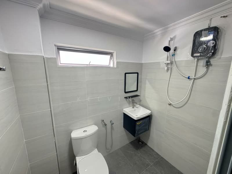 2-storey Terraced House for Sale in Rawang Perdana (Rawang) - Kelvin . - Bathroom - PropertyGuru.com.my