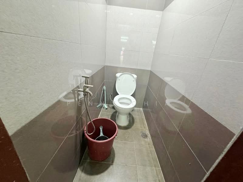 Shop for Rent in Port Klang (Pelabuhan Klang) (Selangor) - Penny Chia - Bathroom - PropertyGuru.com.my