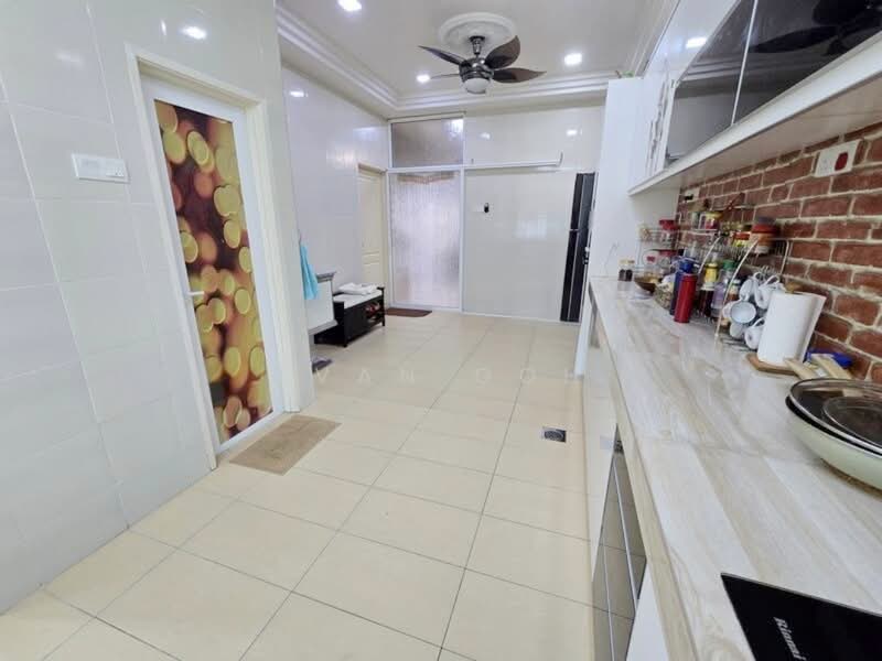 2-storey Terraced House for Sale in TAMAN PUCHONG UTAMA (Puchong) - Evan Goh - Kitchen - PropertyGuru.com.my
