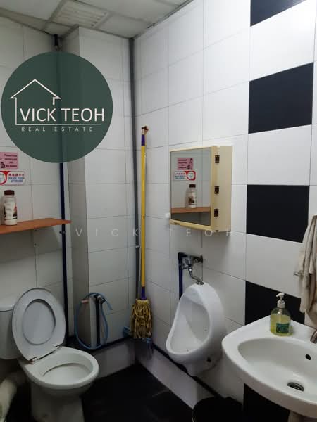 Shop / Office for Rent in Taman Bukit Jambul (Bukit Jambul) - Vick Teoh - Bathroom - PropertyGuru.com.my