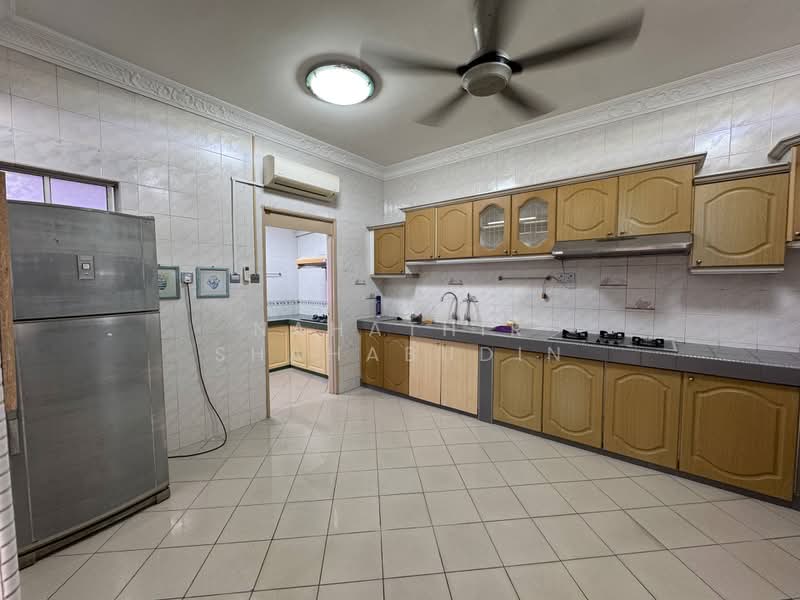Semi-Detached House for Sale in Seksyen 9 (Shah Alam) - Nahathir Shahabudin - Kitchen - PropertyGuru.com.my