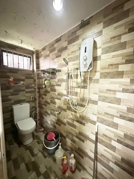 Rumah Teres 2.5 Tingkat untuk Dijual di Taman Bukit Mewah (Tampoi) - Jason Sim - Bathroom - PropertyGuru.com.my