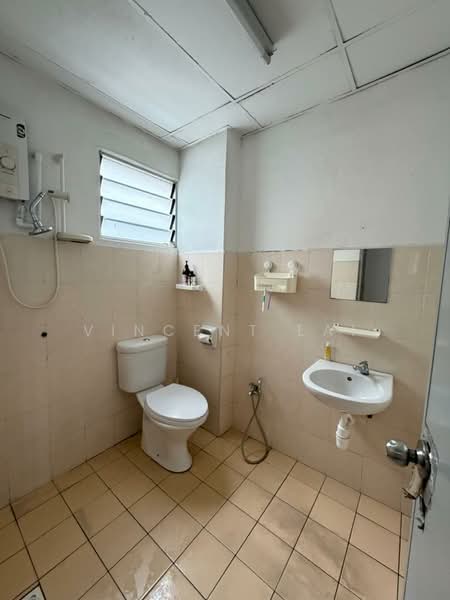 Kondominium untuk Disewa di Bayu Puteri - Vincent Lai - Bathroom - PropertyGuru.com.my